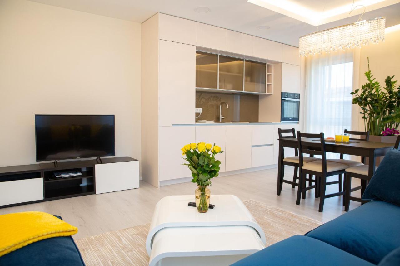 Luxurious Blue&Yellow Apartment In Kaunas Center ภายนอก รูปภาพ