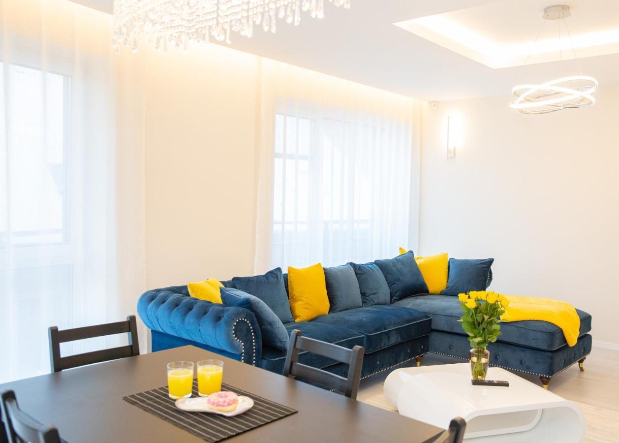 Luxurious Blue&Yellow Apartment In Kaunas Center ภายนอก รูปภาพ