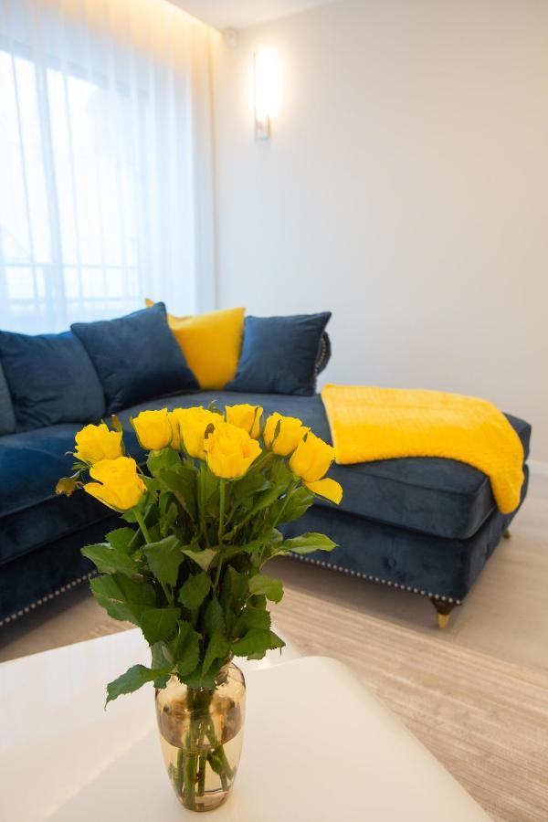 Luxurious Blue&Yellow Apartment In Kaunas Center ภายนอก รูปภาพ