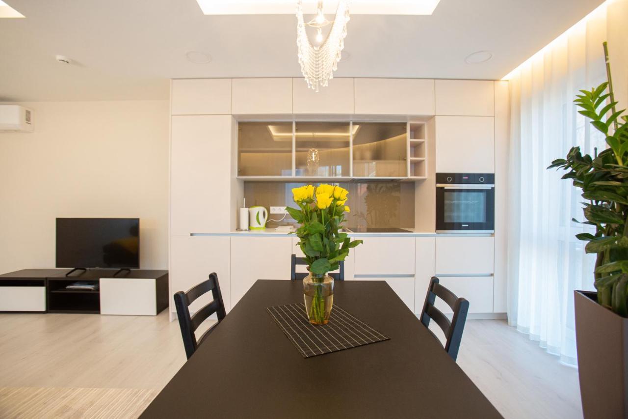Luxurious Blue&Yellow Apartment In Kaunas Center ภายนอก รูปภาพ