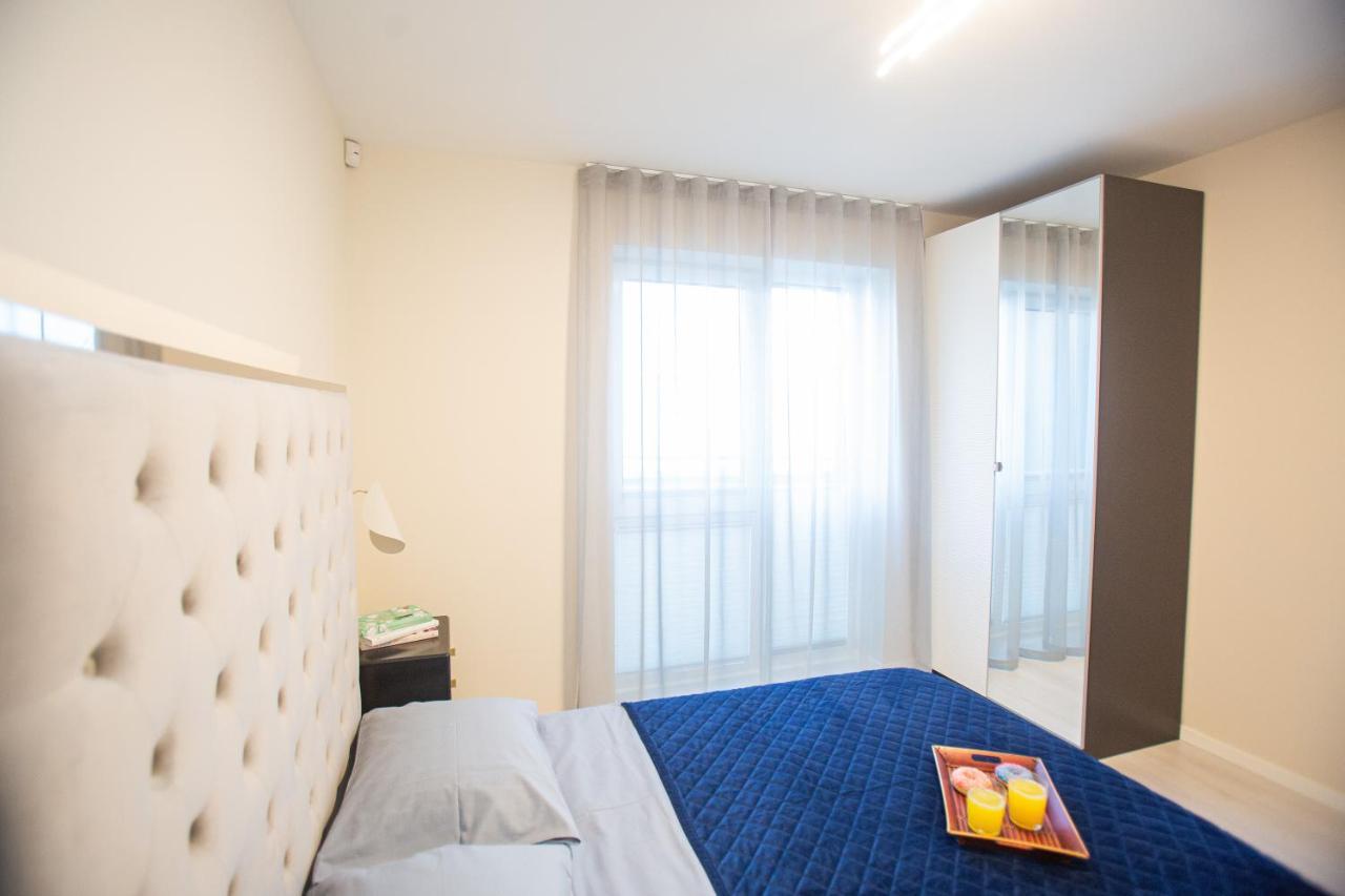 Luxurious Blue&Yellow Apartment In Kaunas Center ภายนอก รูปภาพ