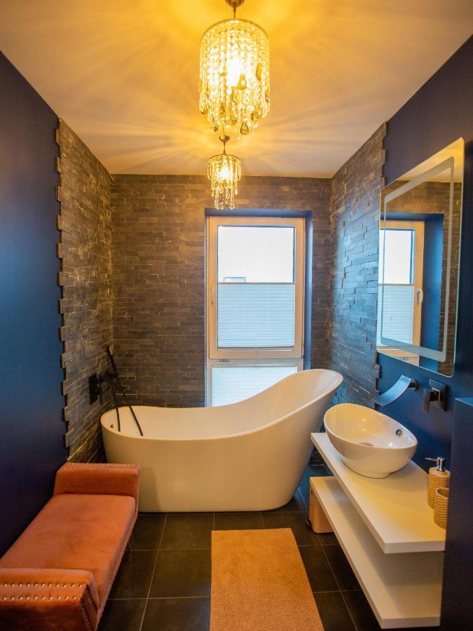 Luxurious Blue&Yellow Apartment In Kaunas Center ภายนอก รูปภาพ